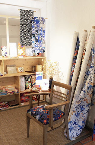 Atelier boutique de foulards en soie, à Pernes les fontaines